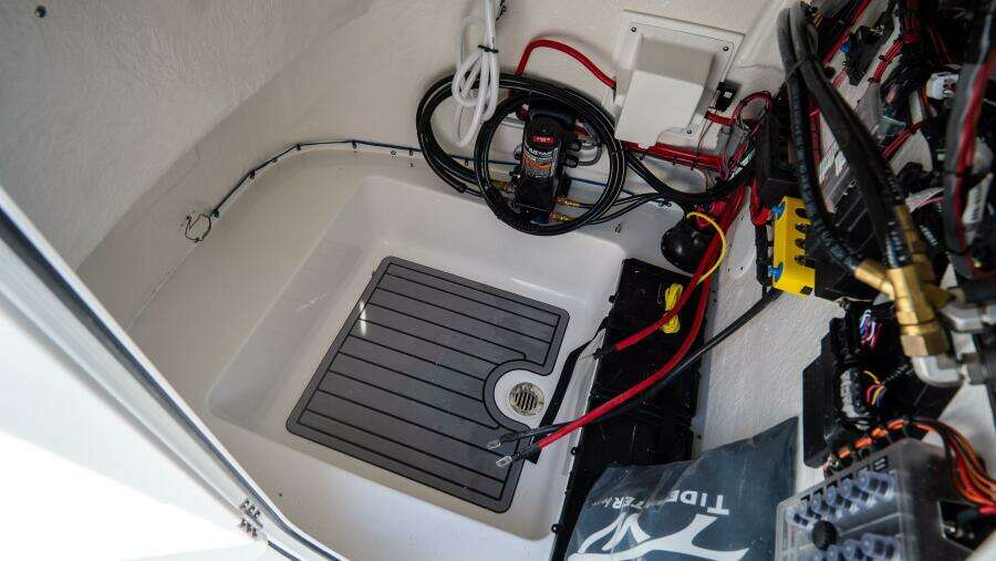 220 LXF 22ft Tidewater Yacht For Sale