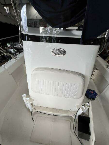 18ft Boston Whaler Yacht For Sale