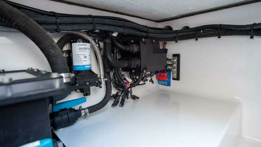 39 CC 39ft Front Runner Yacht For Sale