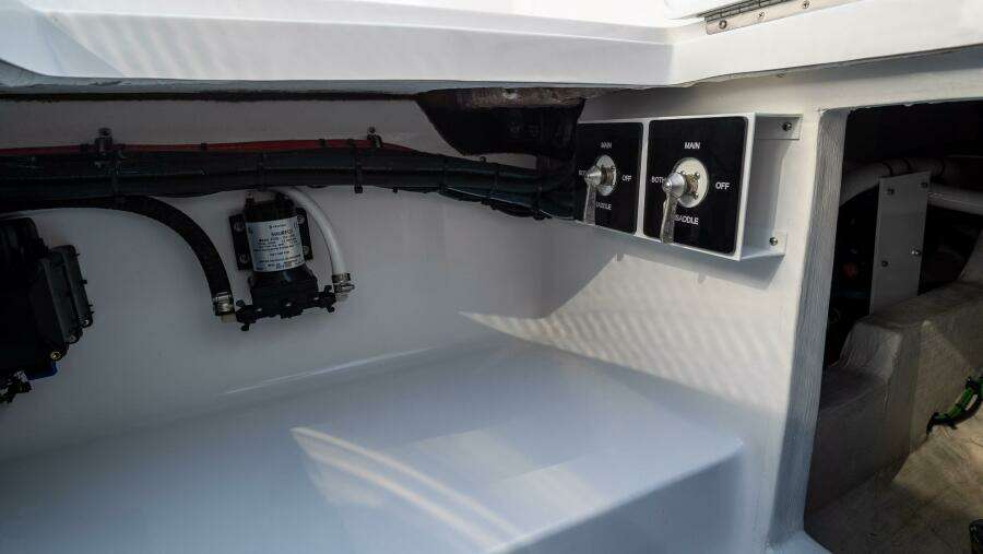 39 CC 39ft Front Runner Yacht For Sale