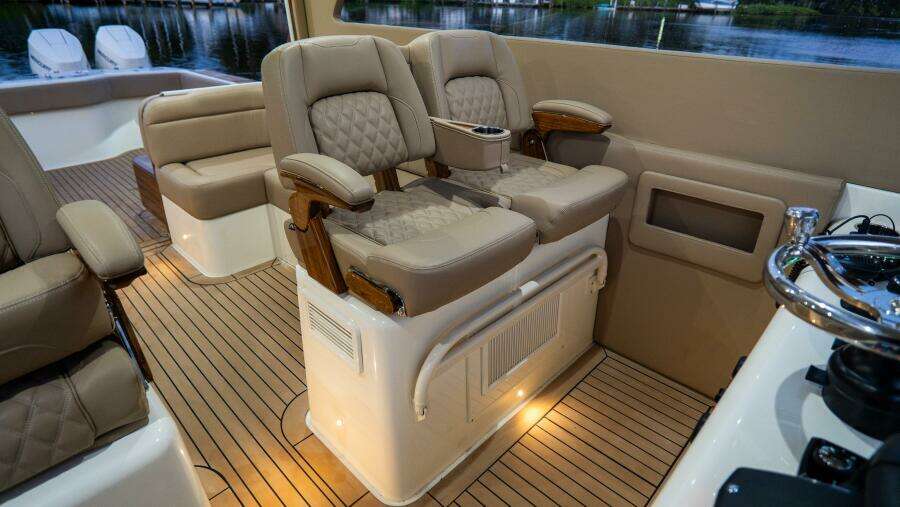 43 HTX 43ft Front Runner Yacht For Sale