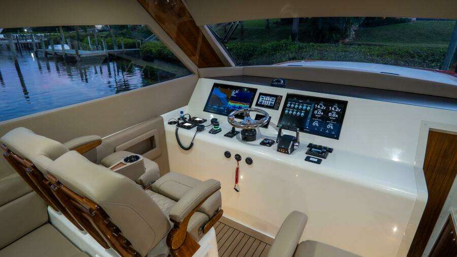 43 HTX 43ft Front Runner Yacht For Sale