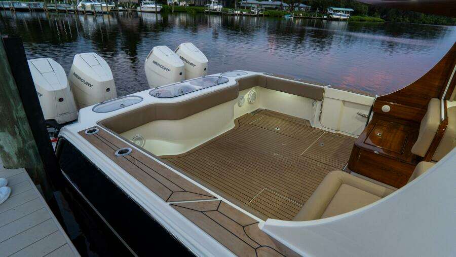 43 HTX 43ft Front Runner Yacht For Sale