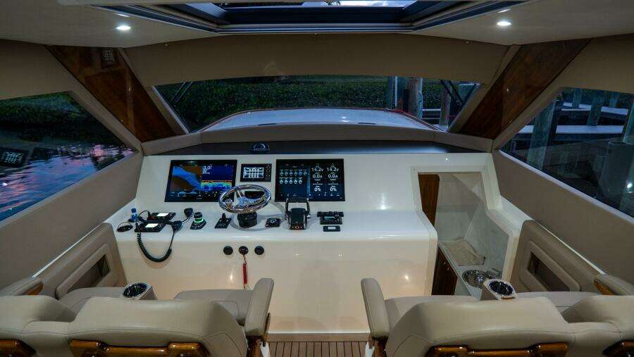 43 HTX 43ft Front Runner Yacht For Sale