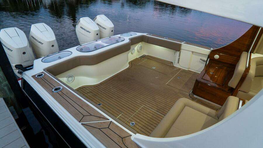 43 HTX 43ft Front Runner Yacht For Sale