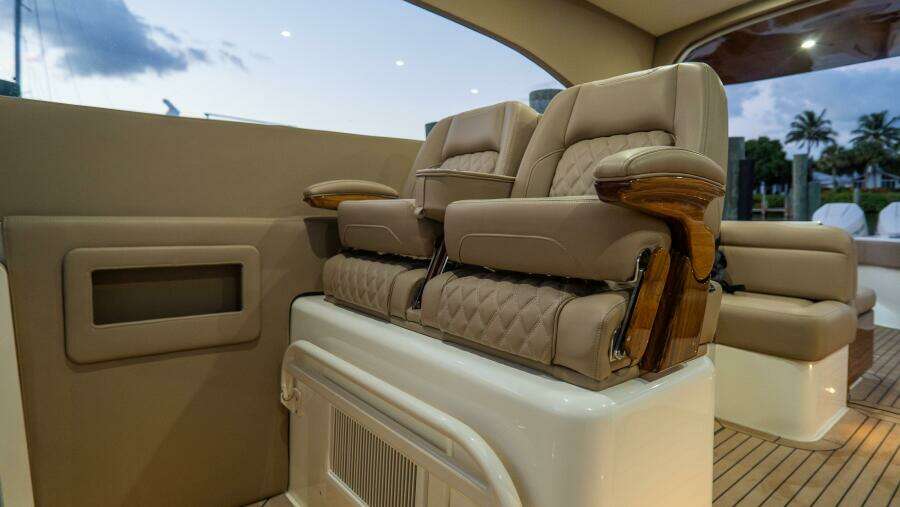 43 HTX 43ft Front Runner Yacht For Sale