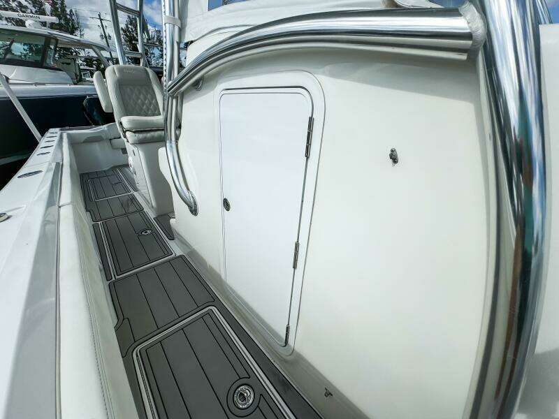 36 CC 36ft Front Runner Yacht For Sale