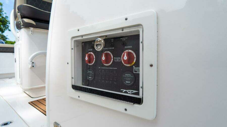 272 CC Adventure 27ft Tidewater Yacht For Sale