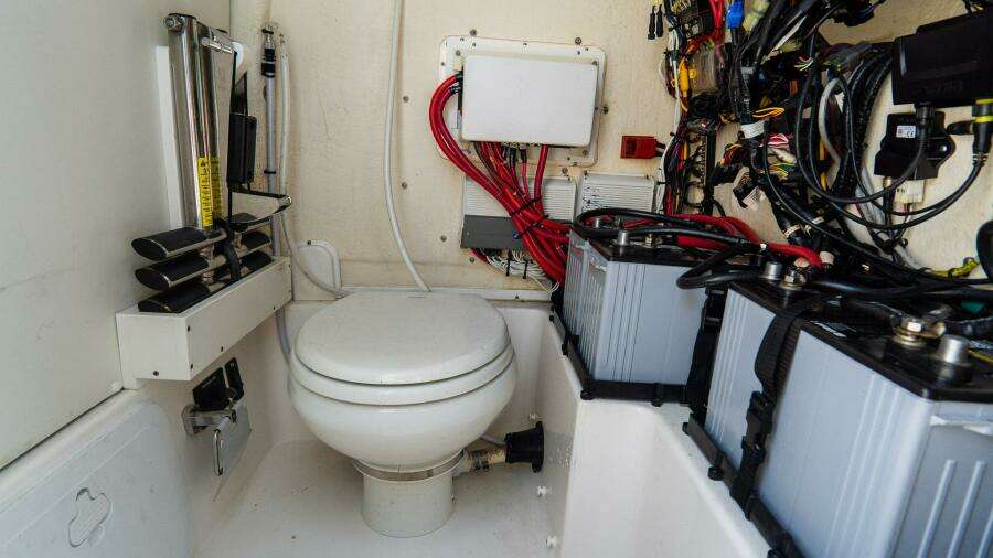 272 CC Adventure 27ft Tidewater Yacht For Sale