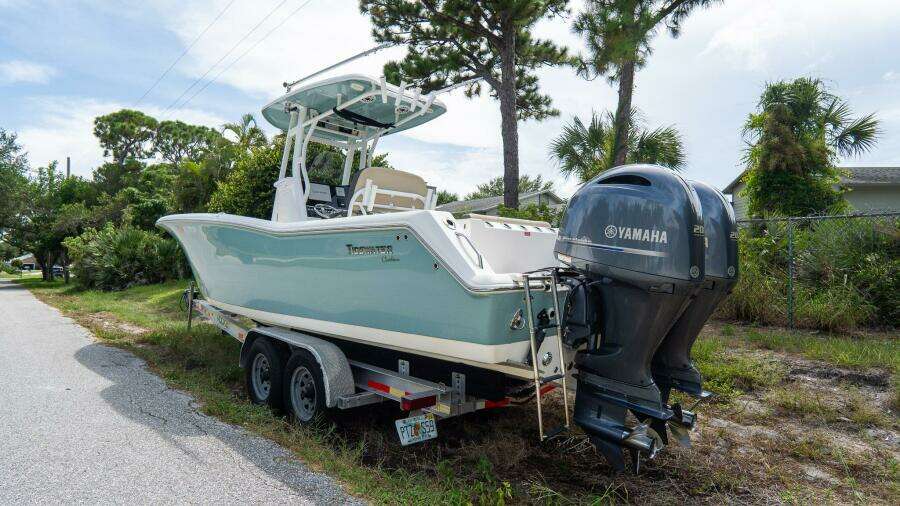 272 CC Adventure 27ft Tidewater Yacht For Sale