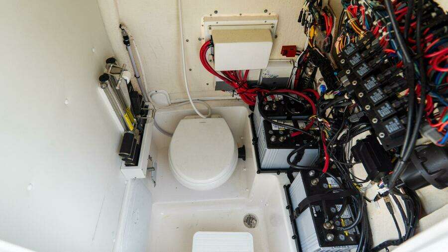 272 CC Adventure 27ft Tidewater Yacht For Sale