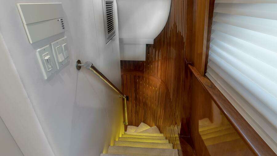 Hatteras 80 Gallopin- Stairway Hatteras 80 Gallopin- Stairway