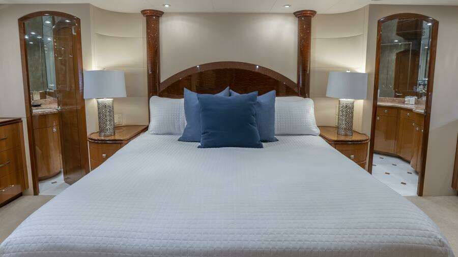 Hatteras 80 Gallopin-Master Stateroom Hatteras 80 Gallopin-Master Stateroom