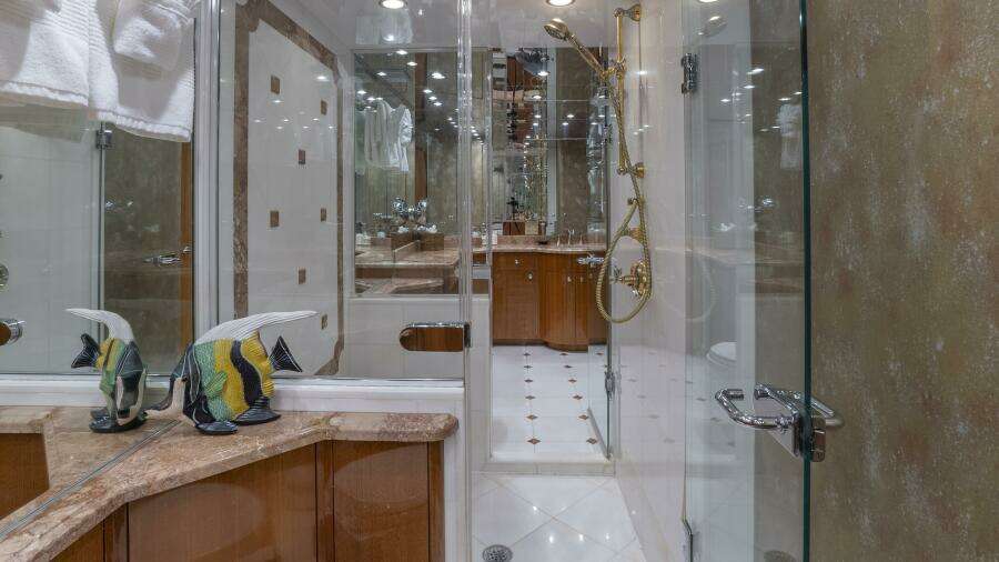 Hatteras 80 Gallopin- Master Head Hatteras 80 Gallopin- Master Head