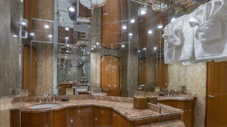 Hatteras 80 Gallopin- Master Head Hatteras 80 Gallopin- Master Head