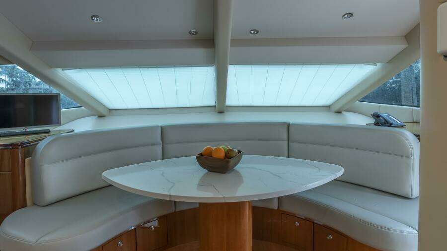 Hatteras 80 Gallopin- Dinette Hatteras 80 Gallopin- Dinette