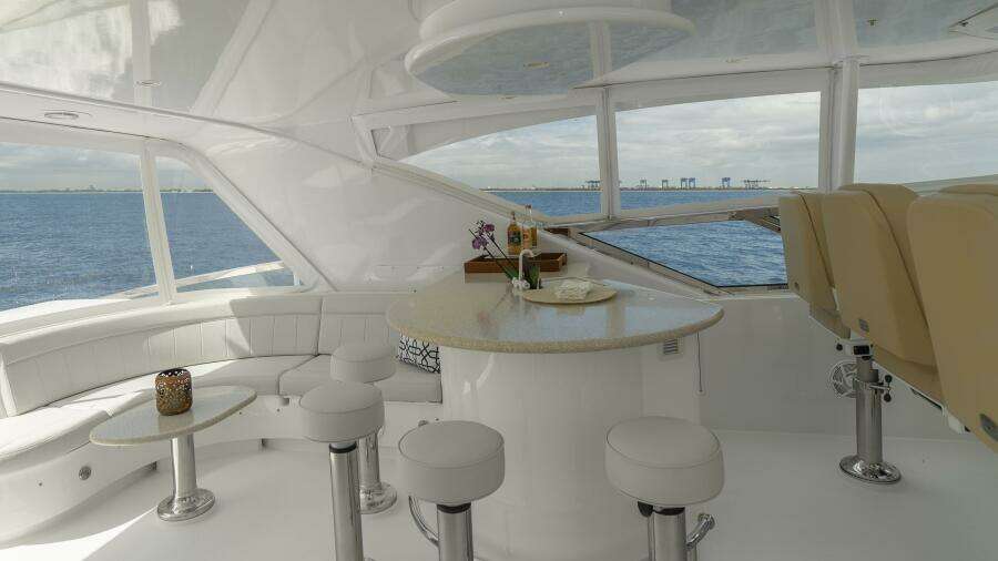 Hatteras 80 Gallopin- Flybridge Entertaining Area Hatteras 80 Gallopin- Flybridge Entertaining Area