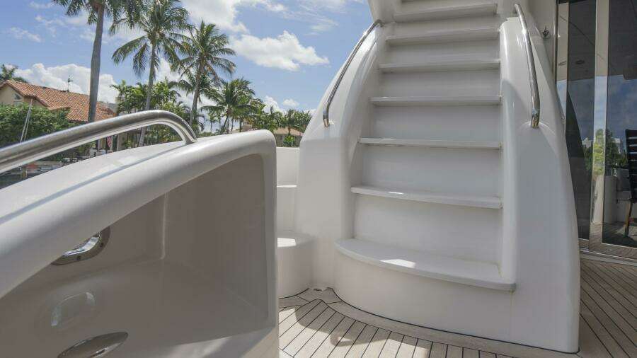 Hatteras 80 Gallopin- Companion Way Hatteras 80 Gallopin- Companion Way