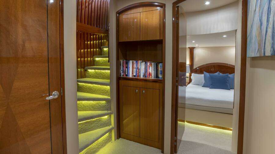 Hatteras 80 Gallopin- Stairway Hatteras 80 Gallopin- Stairway