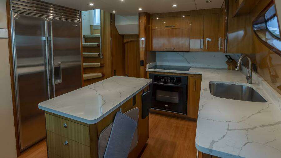 Hatteras 80 Gallopin- Galley Hatteras 80 Gallopin- Galley