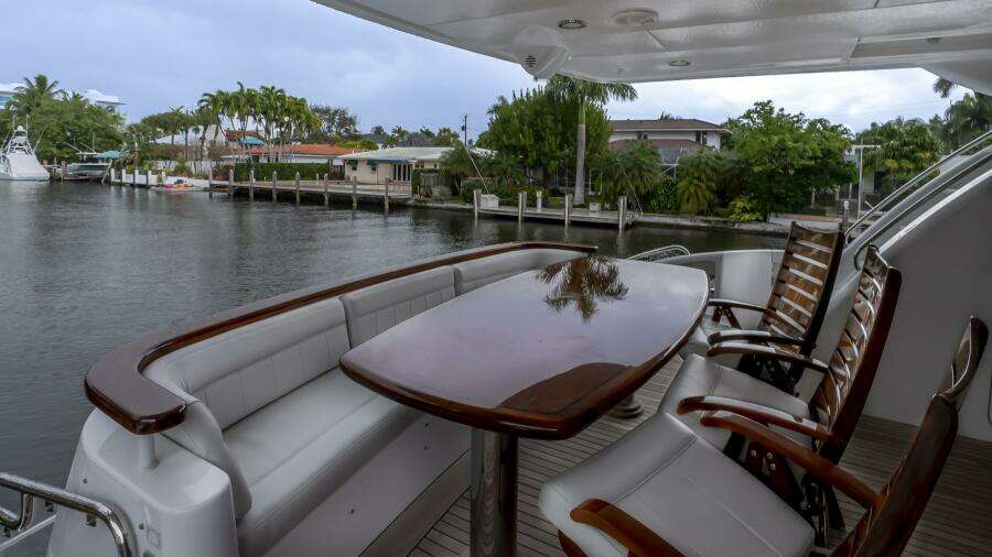 Hatteras 80 Gallopin- Cockpit Dinette Hatteras 80 Gallopin- Cockpit Dinette