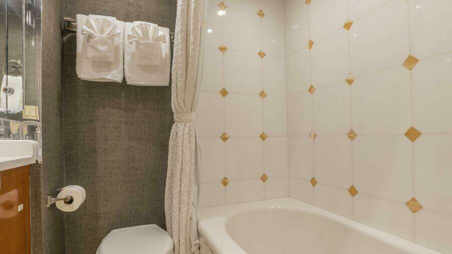 Hatteras 80 Gallopin- VIP Stateroom Head Hatteras 80 Gallopin- VIP Stateroom Head