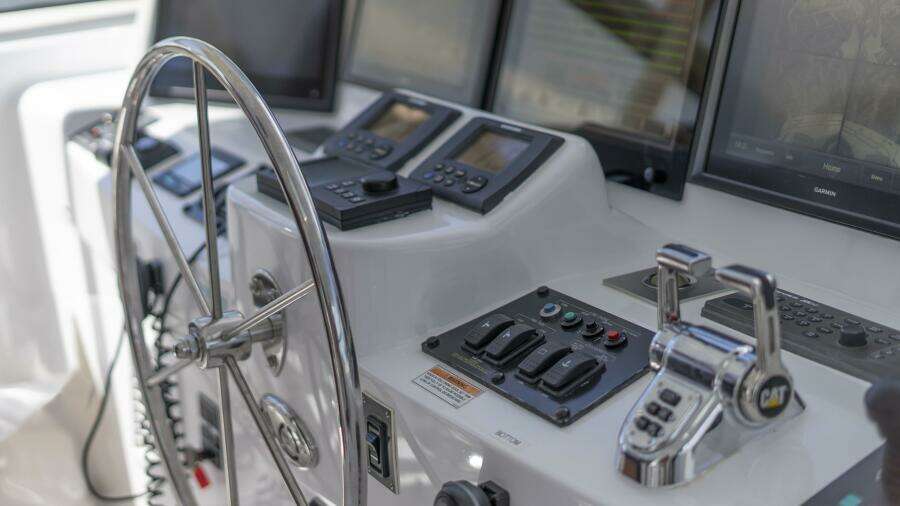 Hatteras 80 Gallopin- Flybridge Helm Hatteras 80 Gallopin- Flybridge Helm