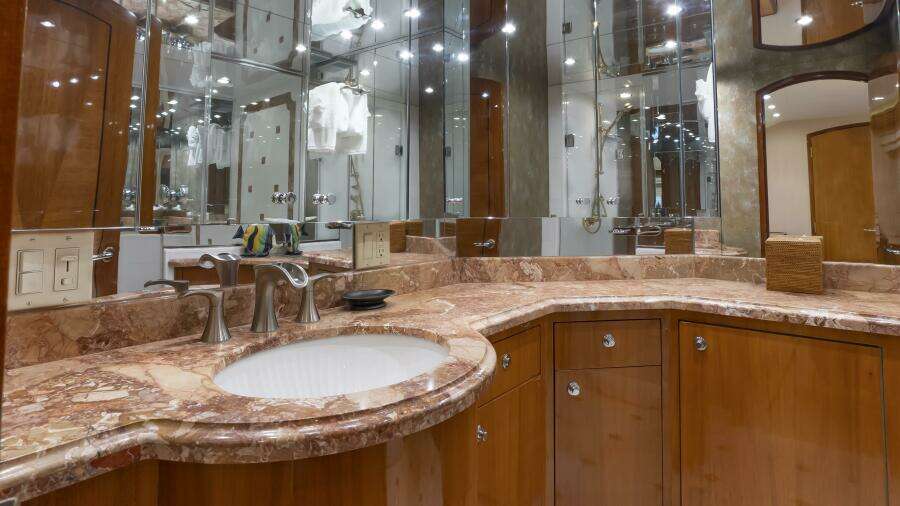 Hatteras 80 Gallopin- Master Head Hatteras 80 Gallopin- Master Head