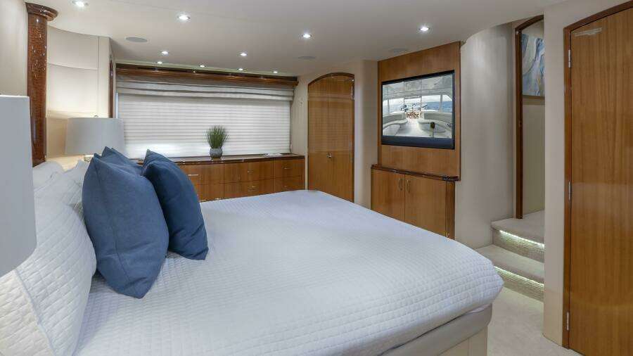 Hatteras 80 Gallopin-Master Stateroom Hatteras 80 Gallopin-Master Stateroom