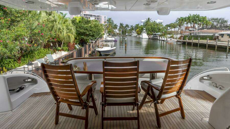 Hatteras 80 Gallopin- Cockpit Dinette Hatteras 80 Gallopin- Cockpit Dinette