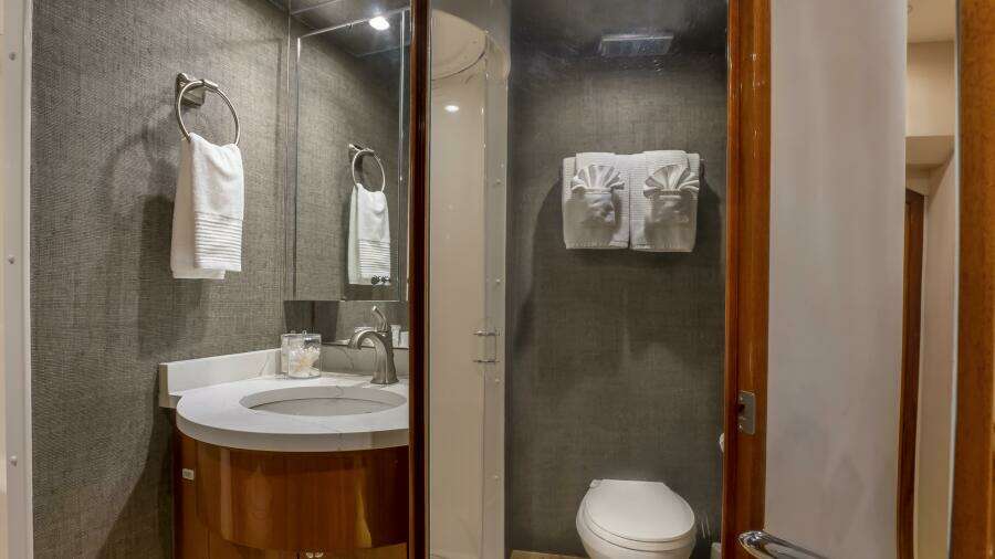 Hatteras 80 Gallopin- Stateroom Head Hatteras 80 Gallopin- Stateroom Head