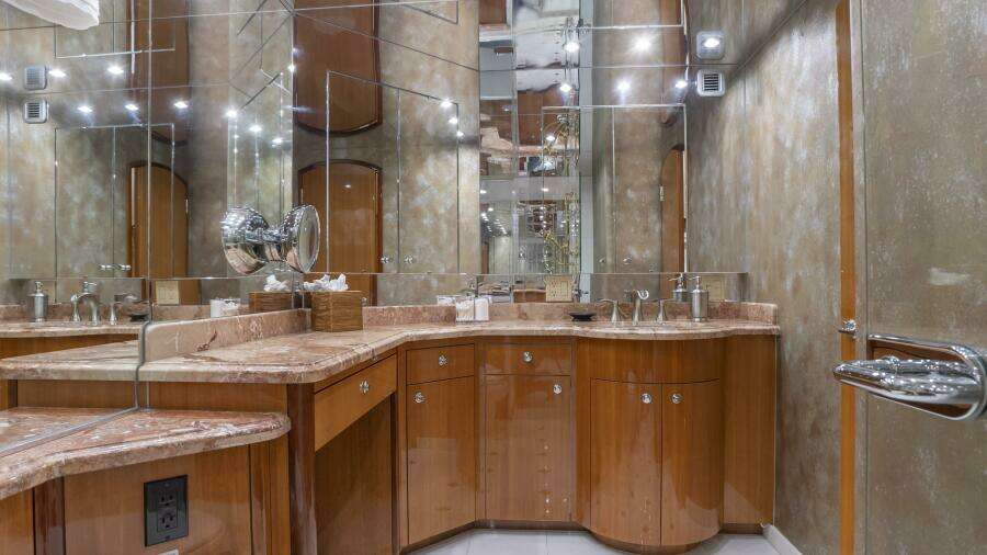 Hatteras 80 Gallopin- Master Head Hatteras 80 Gallopin- Master Head