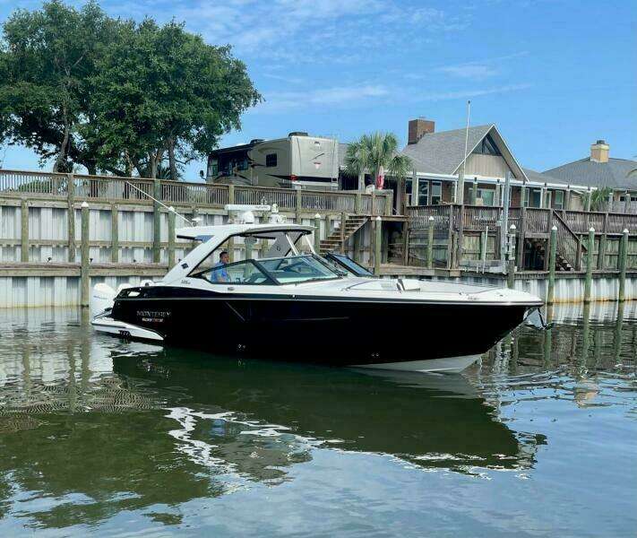 2021 Monterey 385 SE- STBD/ Bow Profile