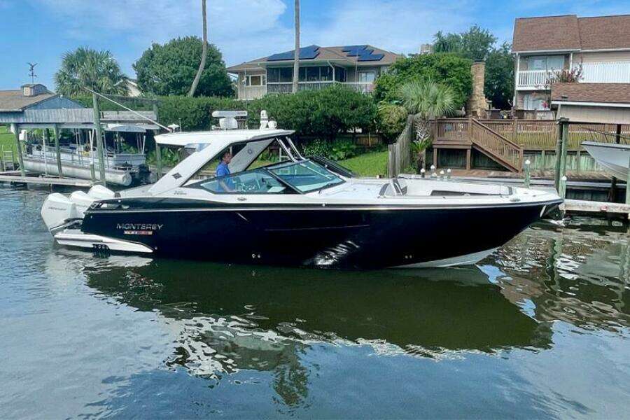 2021 Monterey 385 SE  STBD Profile