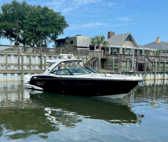 2021 Monterey 385 SE  STBD Profile
