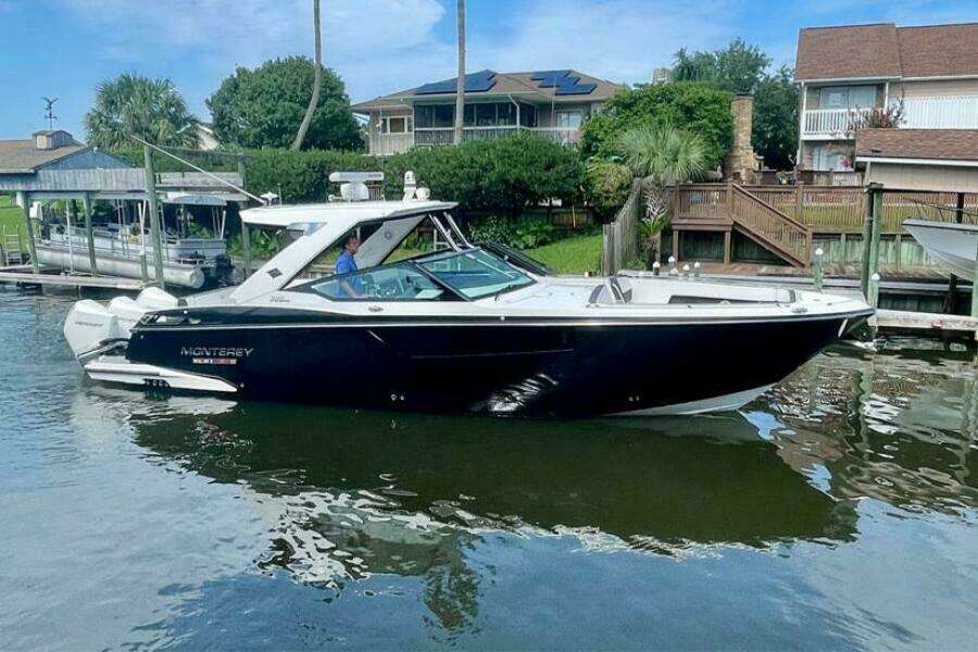 2021 Monterey 385 SE  STBD Profile
