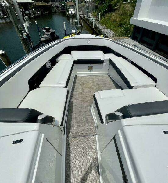 2021 Monterey 385 SE  Bow Seating
