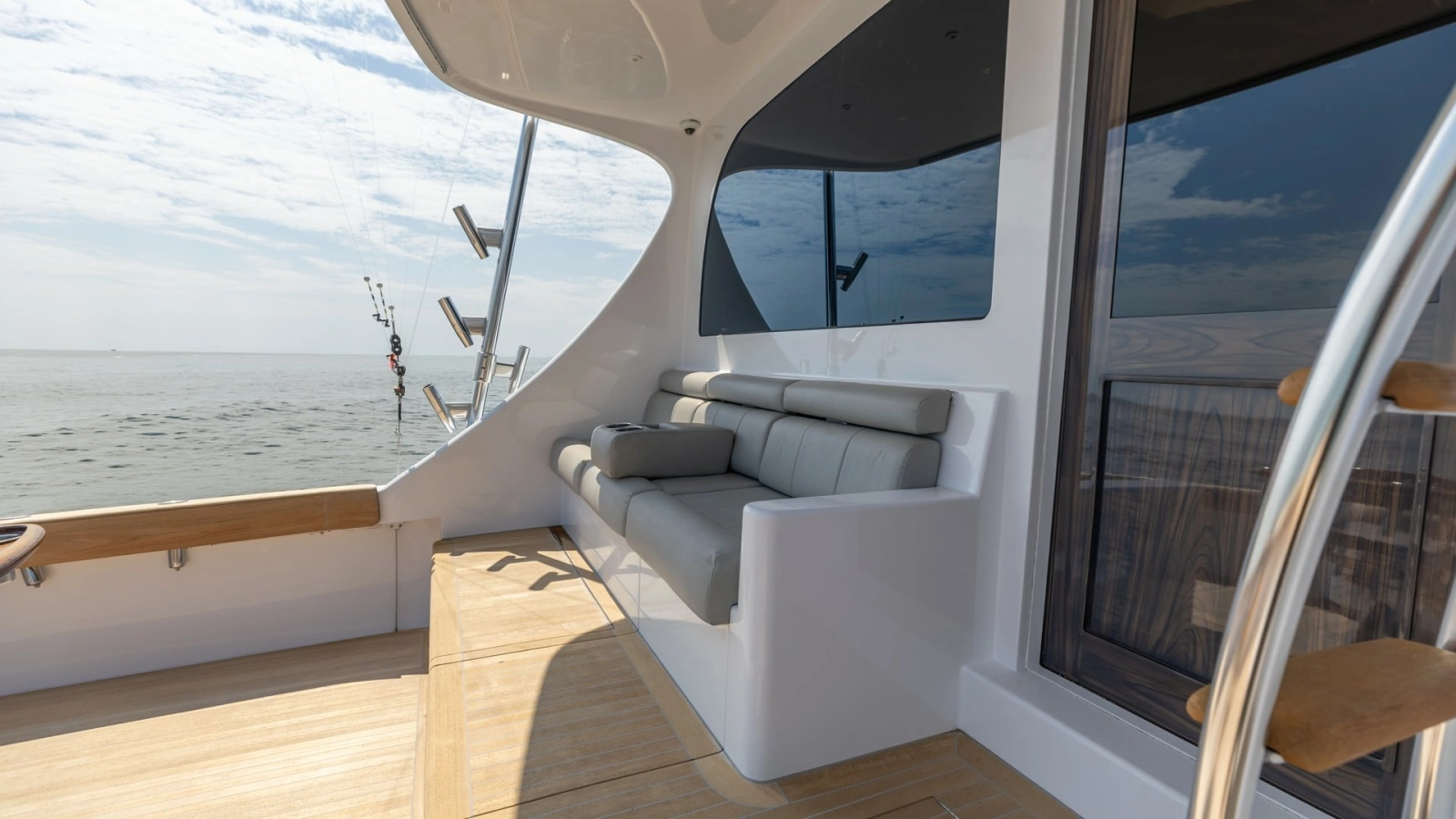 2021 65 Hatteras GT On the DL Cockpit (7)