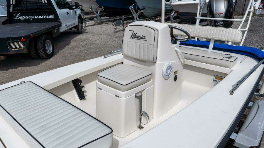 17 HPX V 17ft Maverick Yacht For Sale