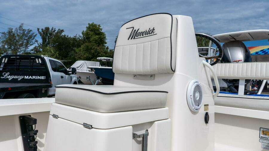 17 HPX V 17ft Maverick Yacht For Sale