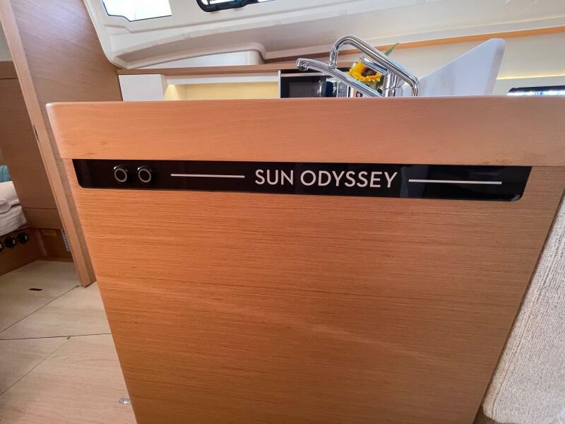 2027 Jeanneau Sun Odyssey 415