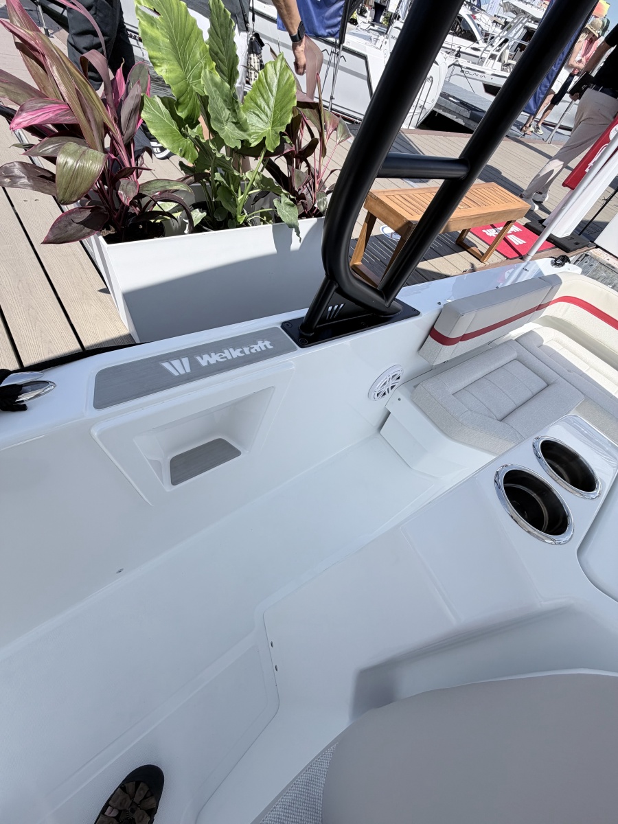 2027 Wellcraft T-Top High Windshield