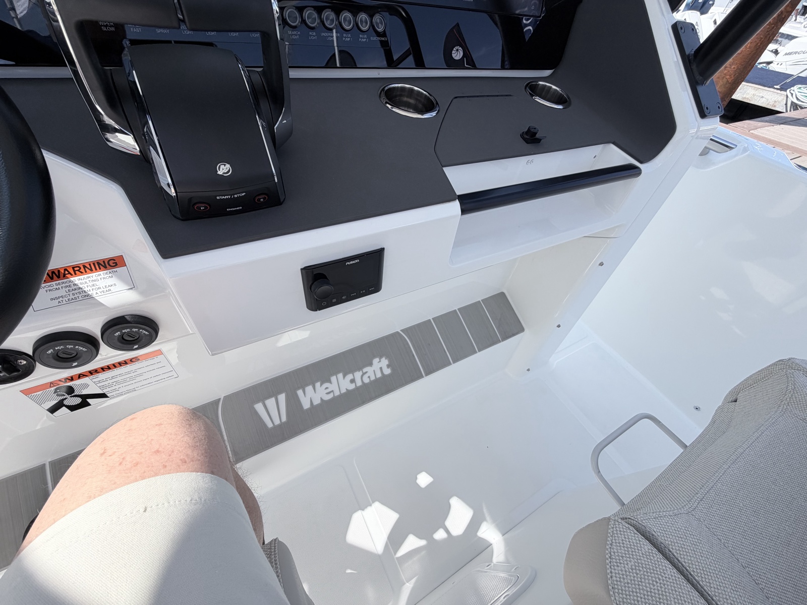 2027 Wellcraft T-Top High Windshield