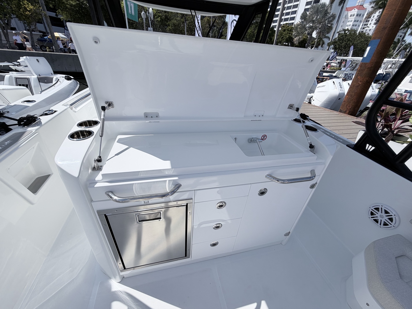 2027 Wellcraft T-Top High Windshield