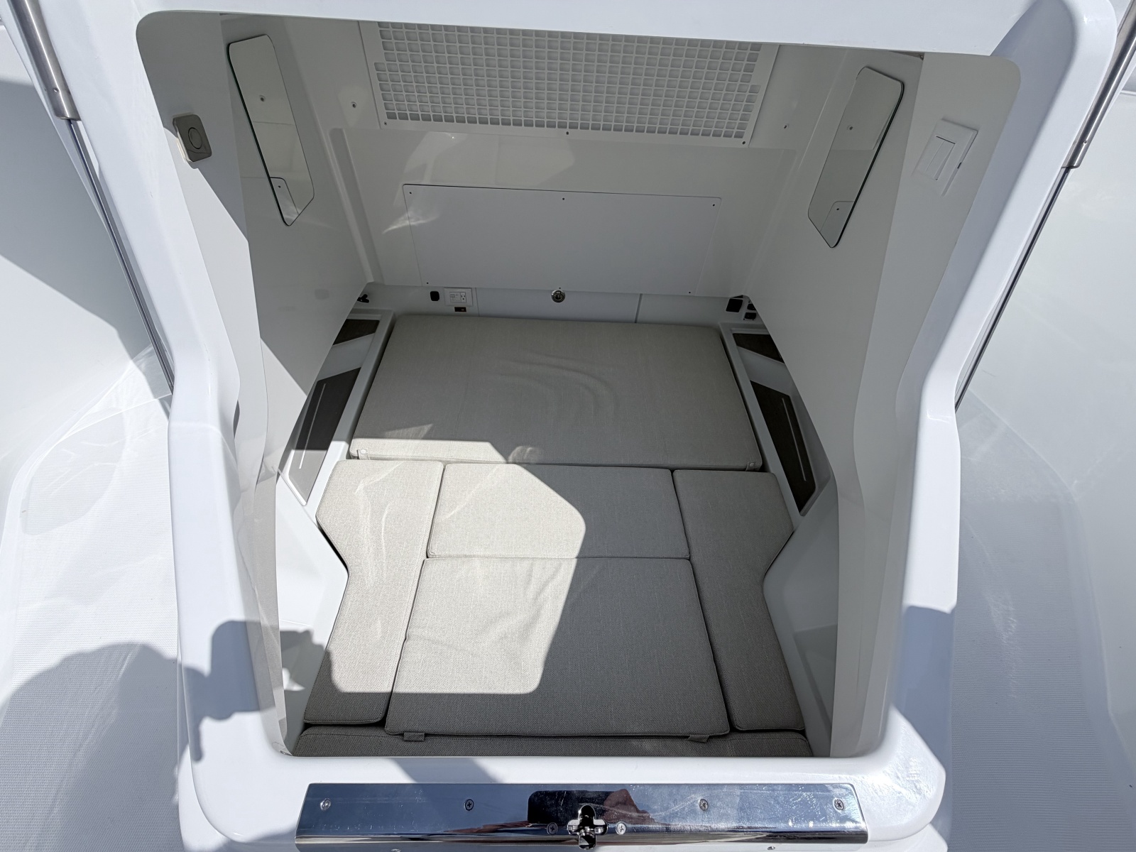2027 Wellcraft T-Top High Windshield