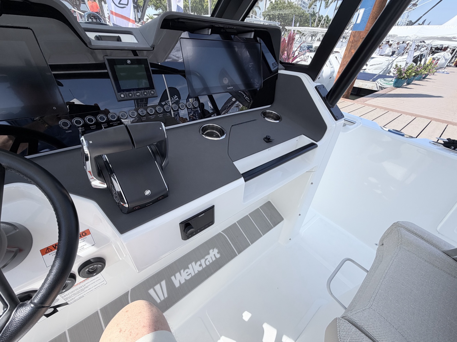 2027 Wellcraft T-Top High Windshield