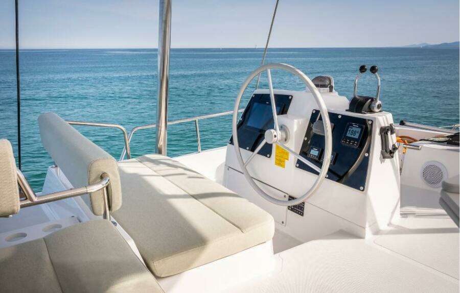 Catamaran Bali 4.6 flybridge helm 