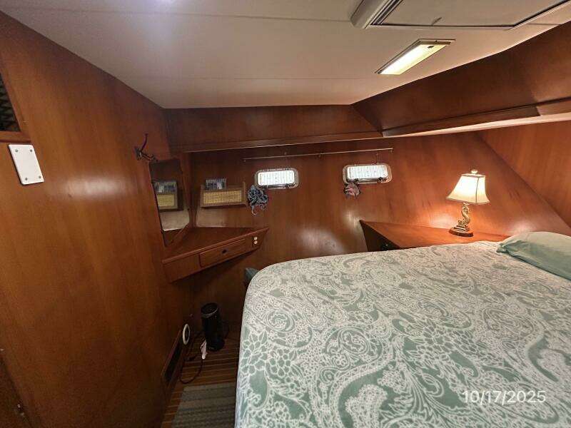 40' Kha Shing master stateroom port 40' Kha Shing master stateroom port
