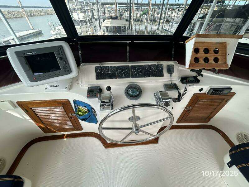 40' Kha Shing flybridge helm2 40' Kha Shing flybridge helm2