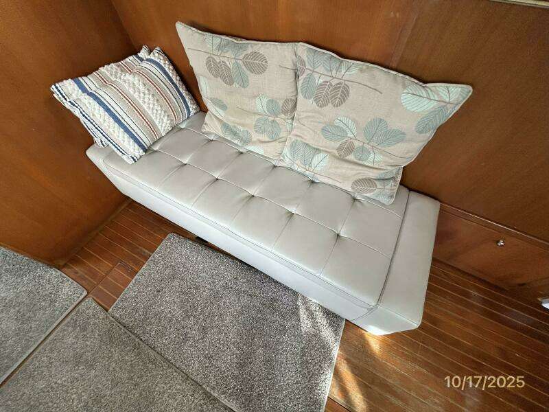 40' Kha Shing salon starboard seating 40' Kha Shing salon starboard seating